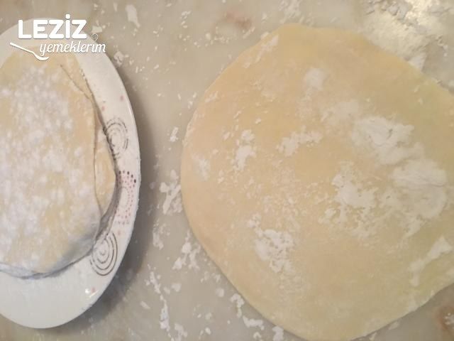 Nişastalı El Açması Kıymalı Börek