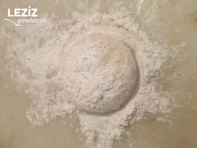 Nişastalı El Açması Kıymalı Börek