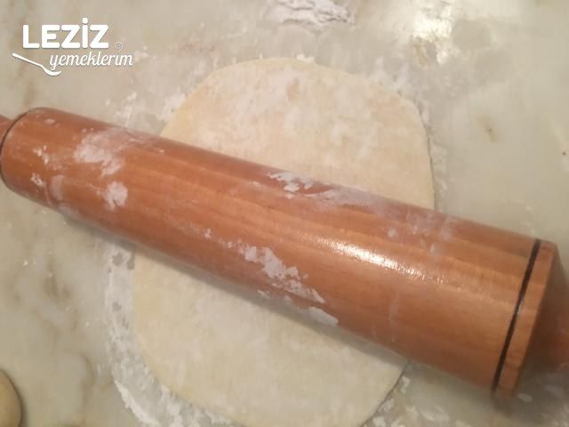 Nişastalı El Açması Kıymalı Börek