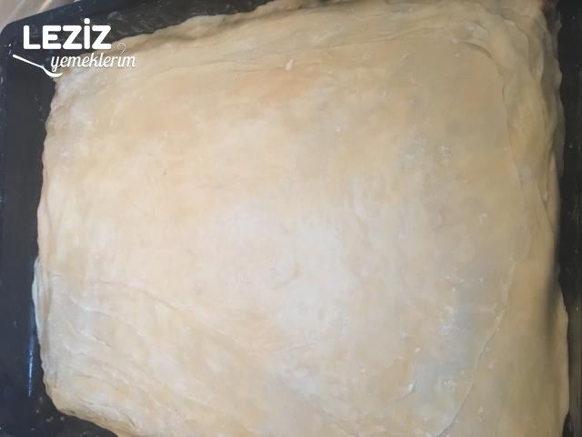 Nişastalı El Açması Kıymalı Börek