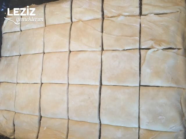 Nişastalı El Açması Kıymalı Börek