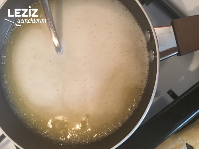 Nişastalı El Açması Kıymalı Börek