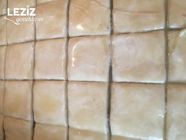 Nişastalı El Açması Kıymalı Börek