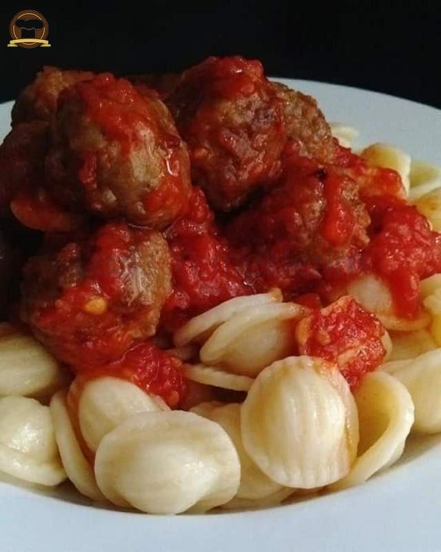 Sarmısaklı Domates Soslu Köfteli Makarna