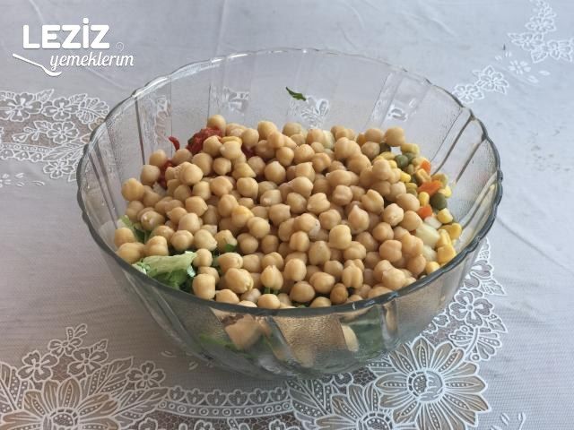 Nefis Nohut Salatası Tarifi