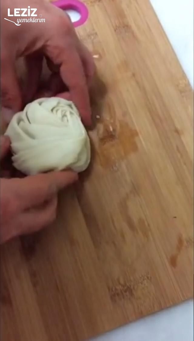 Yeşil Mercimekli Gül Böreği