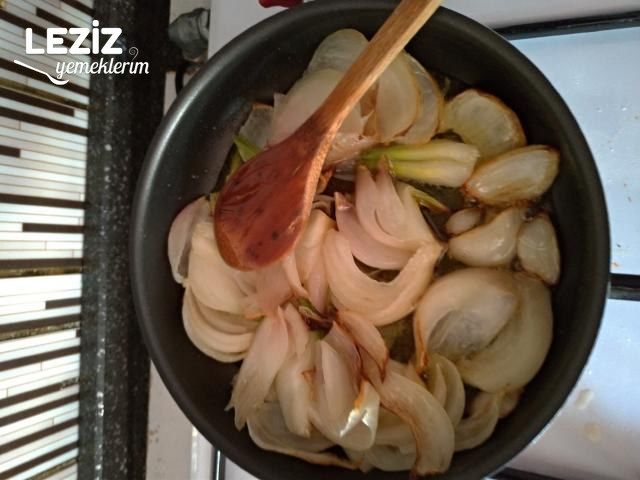 Kebapçılarda Gelen Soğanlı Garnitür Meze