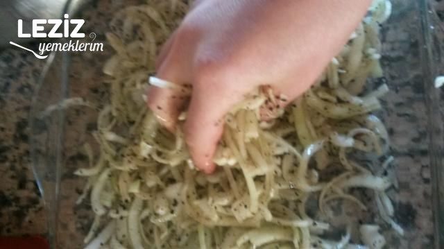 En Kolayından Soğan Salatası