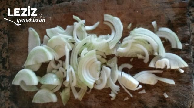 En Kolayından Soğan Salatası