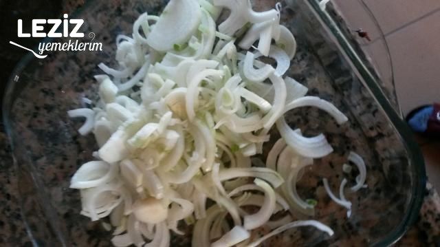 En Kolayından Soğan Salatası