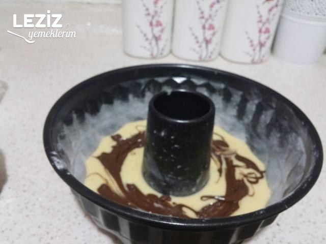 Çikolata Dolgulu Yumuşacık Kek Tarifi