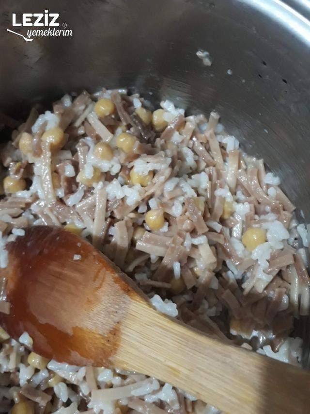 Erişteli Nohutlu Pirinç Pilavı