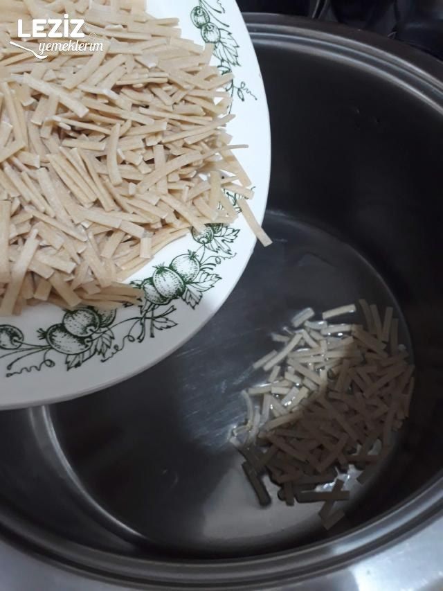 Erişteli Nohutlu Pirinç Pilavı