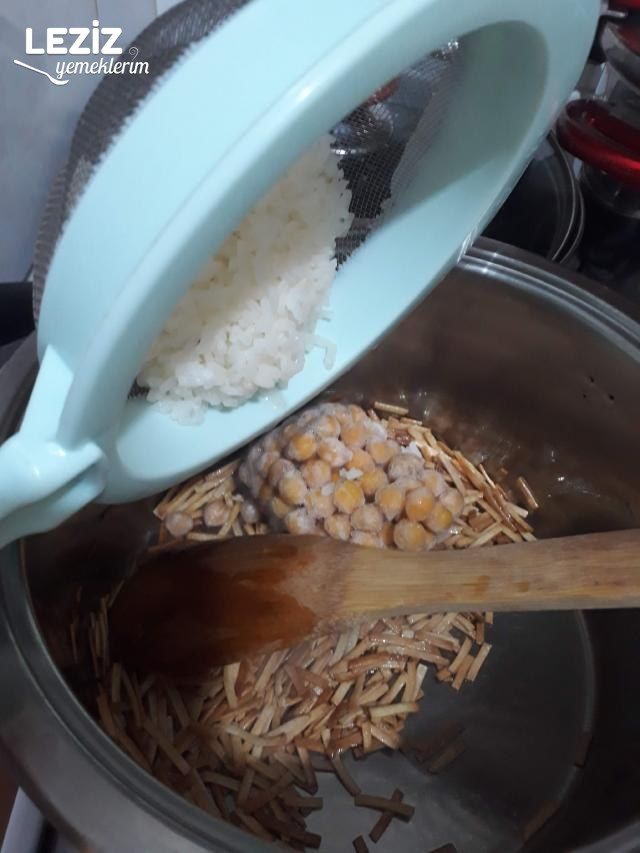 Erişteli Nohutlu Pirinç Pilavı