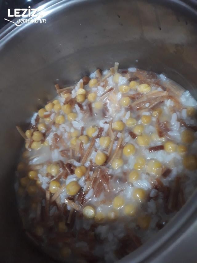 Erişteli Nohutlu Pirinç Pilavı