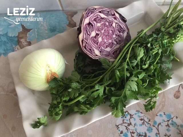 Kebapçı Salatası Lezzetinde Mor Lahana Salatası