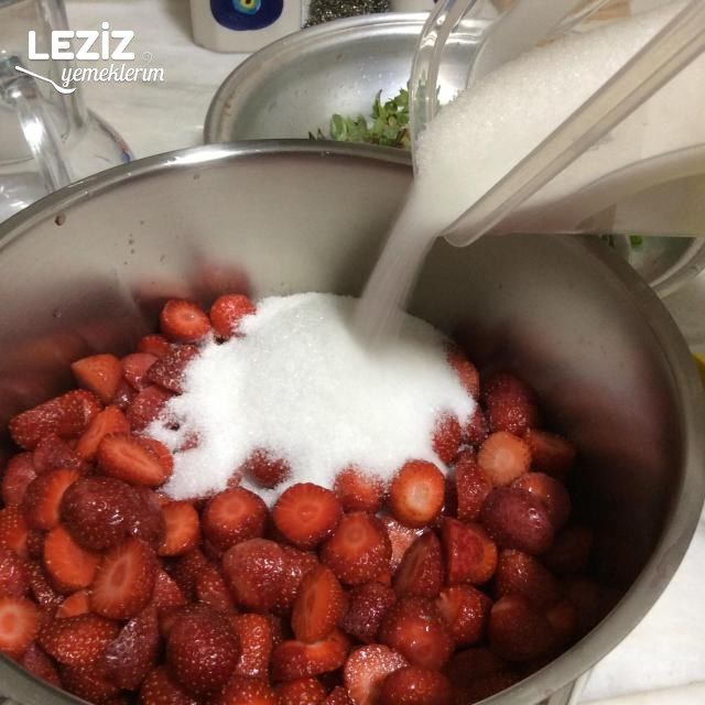 Çilek Reçeli Nasıl Olur