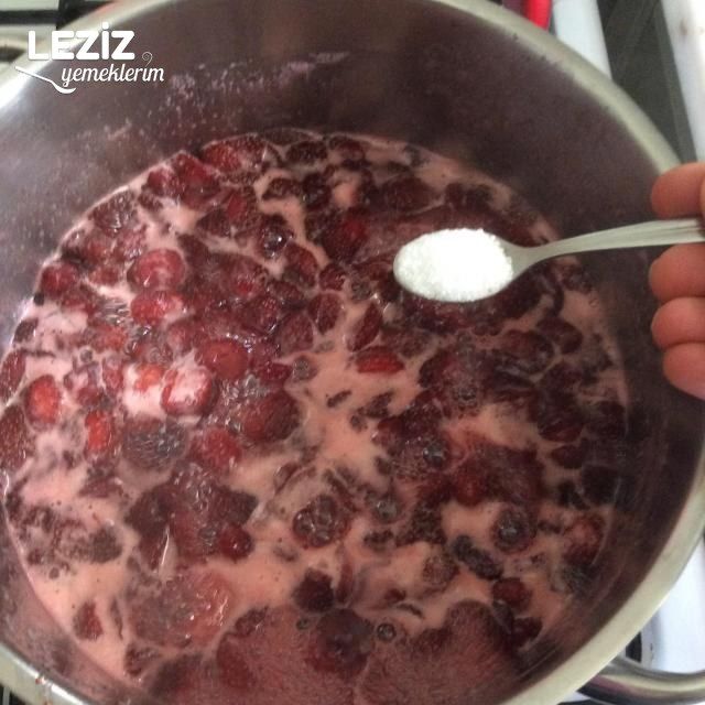 Çilek Reçeli Nasıl Olur