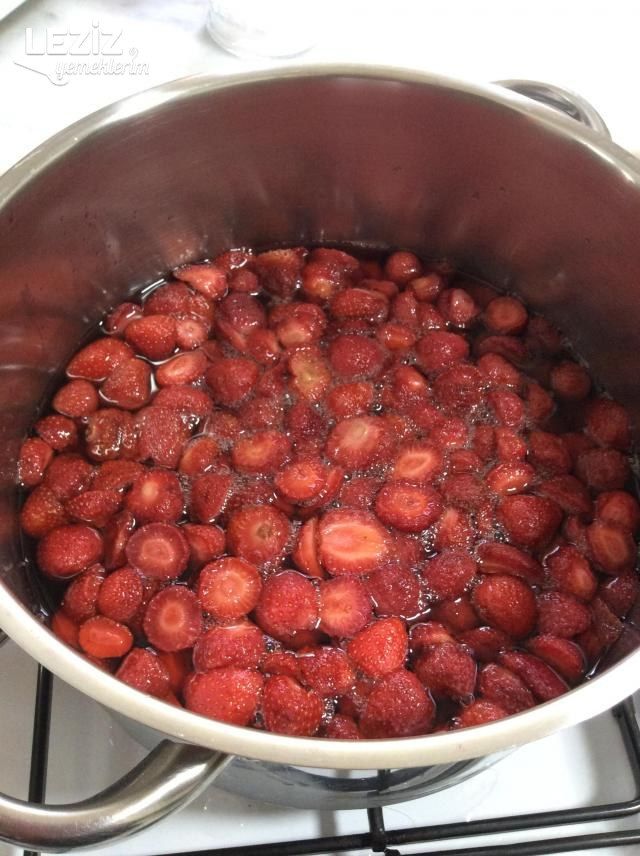 Çilek Reçeli Nasıl Olur