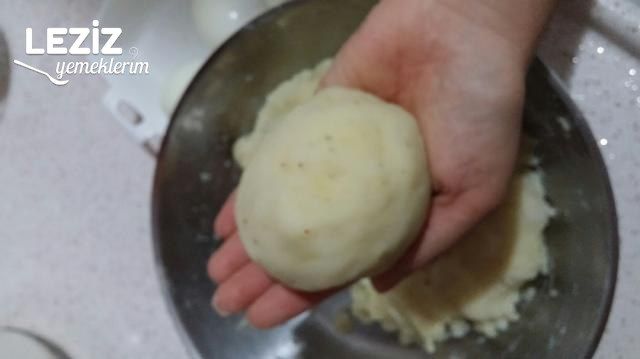 Patates Topları İçinde Sürpriz Yumurtalar