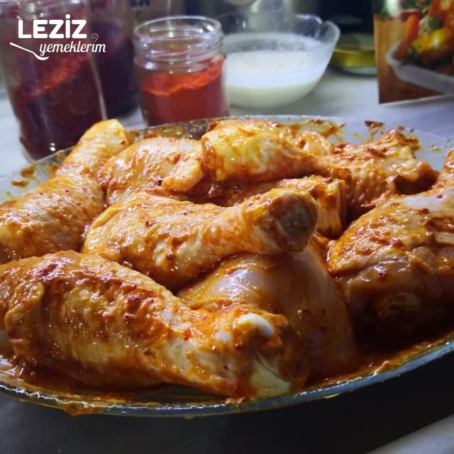 Lezzetli Sosu İle Fırın Torbasında Tavuk Baget