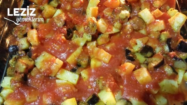 Fırında Domates Soslu Patatesli Patlıcan Yemeği