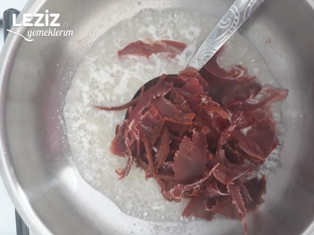 Tereyağlı Pastırmalı Yumurta