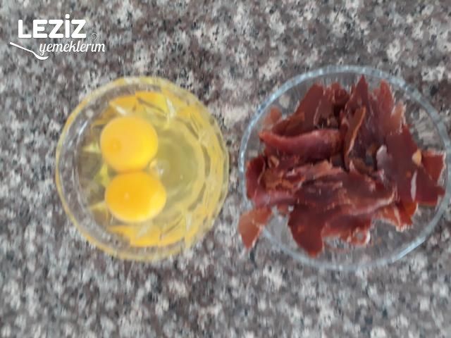 Tereyağlı Pastırmalı Yumurta