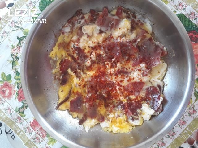 Tereyağlı Pastırmalı Yumurta