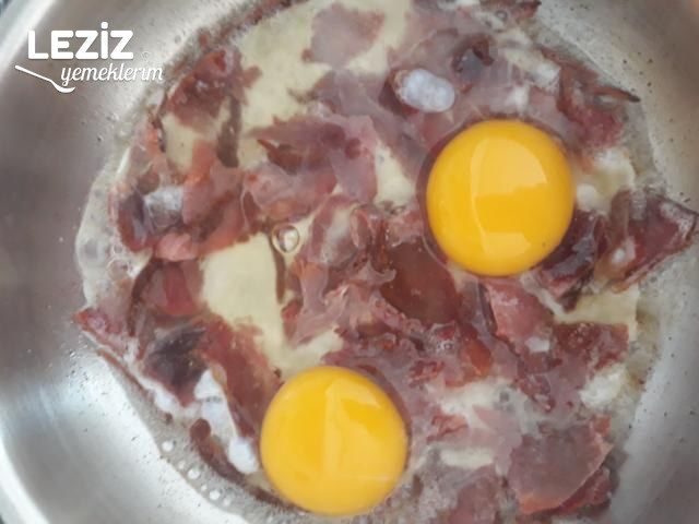 Tereyağlı Pastırmalı Yumurta