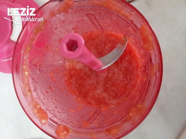 Sütsüz Tereyağlı Domates Çorbası