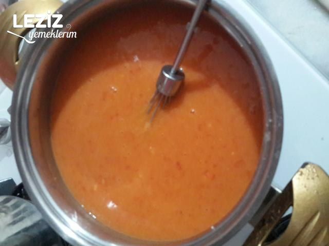 Sütsüz Tereyağlı Domates Çorbası