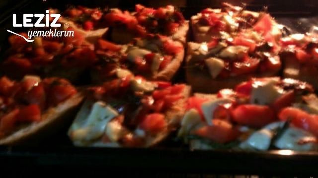 Çok Kolay Domatesli Pizza