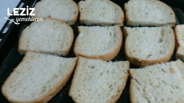 Çok Kolay Domatesli Pizza