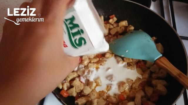 Kırmızı Biber Çanağında Kremalı Tavuk Tarifi