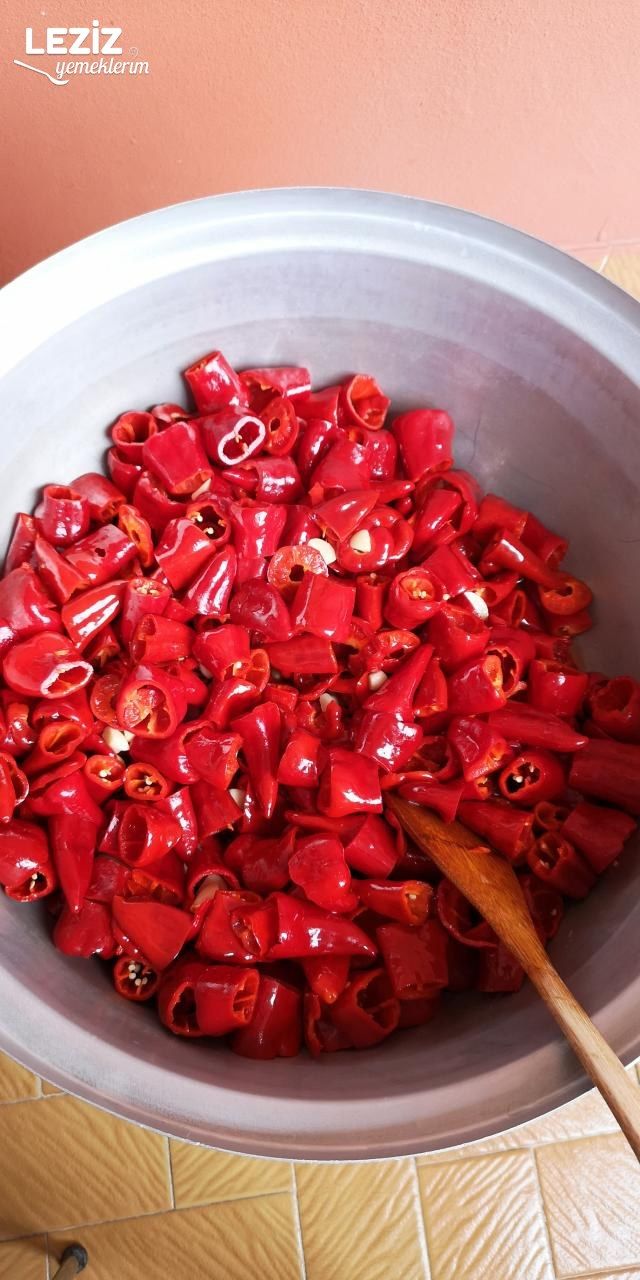 Yağlı Kırmızı Acı Biber Turşusu