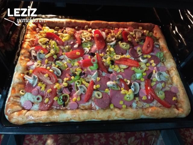 Ev Yapımı Dolgu Kenarlı Pizza