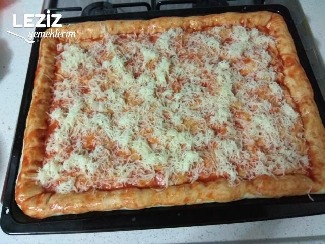 Ev Yapımı Dolgu Kenarlı Pizza