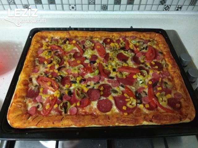 Ev Yapımı Dolgu Kenarlı Pizza