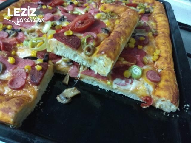 Ev Yapımı Dolgu Kenarlı Pizza
