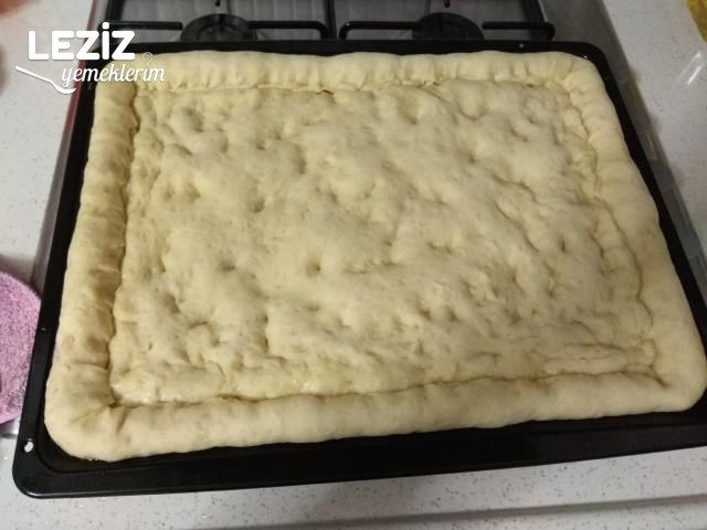 Ev Yapımı Dolgu Kenarlı Pizza