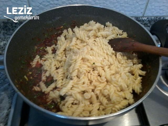 Yumurtalı Soslu Makarna