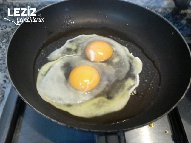 Yumurtalı Soslu Makarna