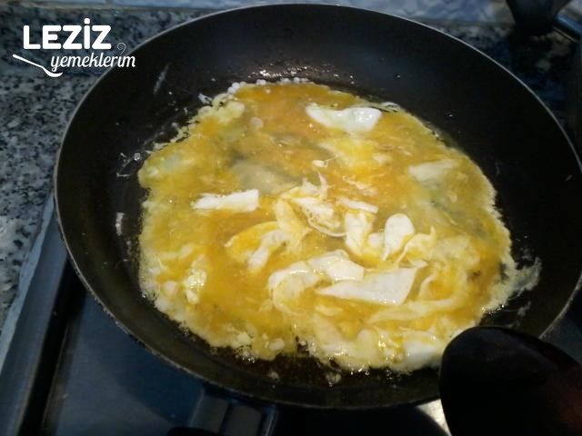 Yumurtalı Soslu Makarna