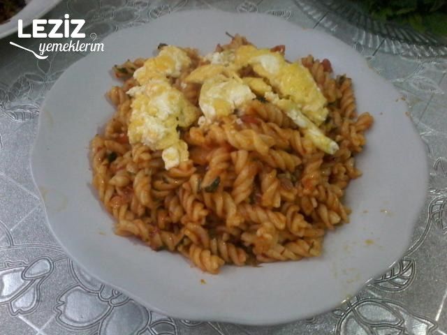 Yumurtalı Soslu Makarna