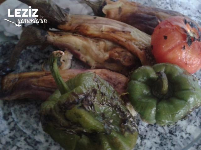 Közlenmiş Patlıcan Salatası Tarifi