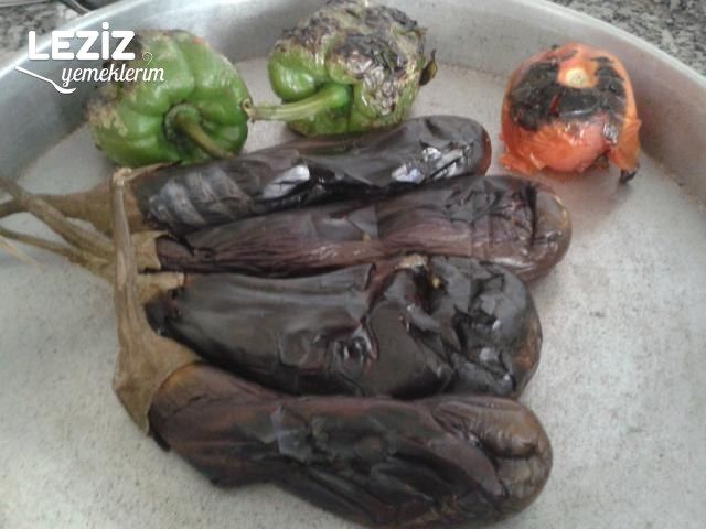 Közlenmiş Patlıcan Salatası Tarifi