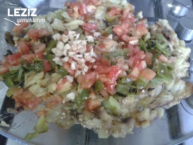 Közlenmiş Patlıcan Salatası Tarifi