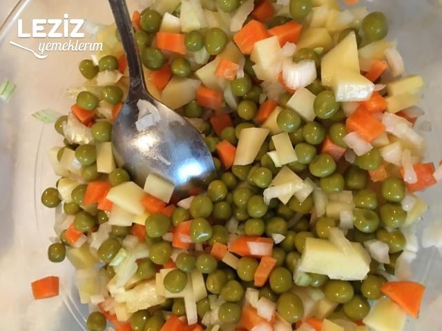 Bezelyeli Zeytinyağlı Çanak Kereviz Yemeği Tarifi