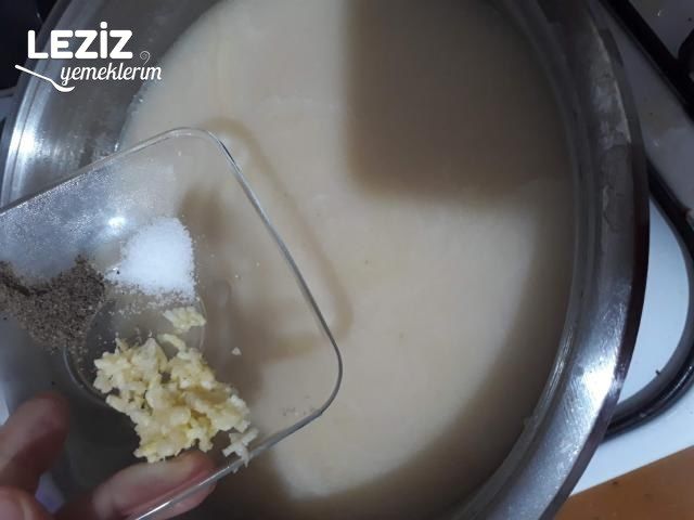 Sarımsaklı Un Çorbası Nasıl Yapılır?